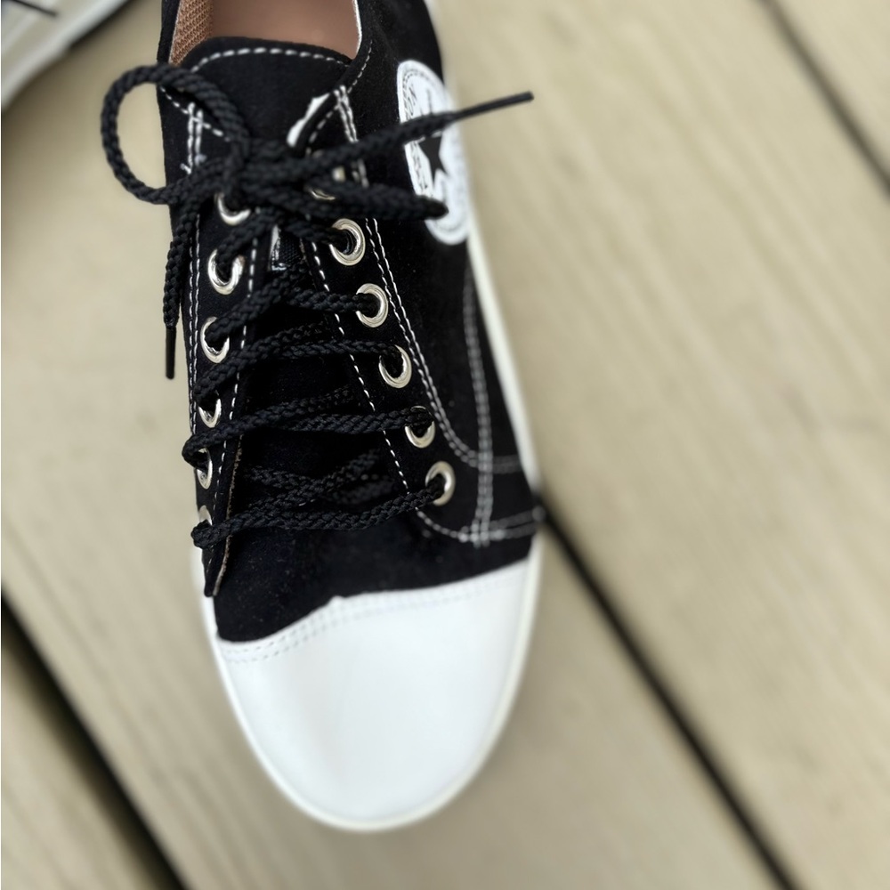NWOT FASHION CLASSIC Big Girls Black and White Sneakers, Size: 4.5 big girls - Picture 2 of 8